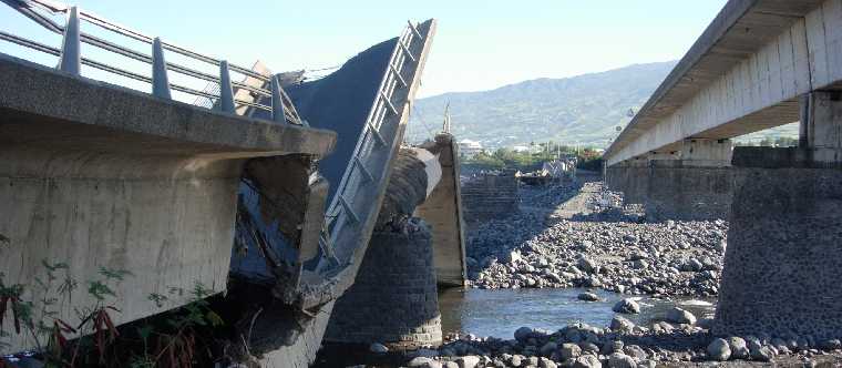 Rivire St-Etienne - Pont effondr lors du passage de Gamde