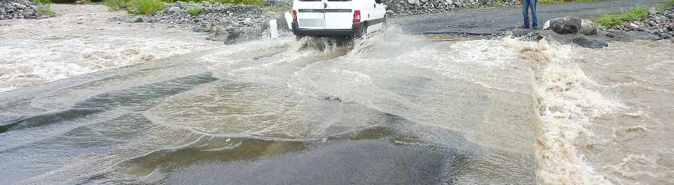 Fortes pluies du 27 mars 2012 - Bras de Cilaos - Radier du Ouaki submerg