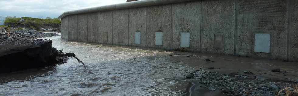 Cyclone Dumile - Janvier 2013 - Mur de rehausse de protection de la cule du nouveau pont sur la Rivire St-Etienne