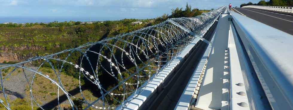 7 juillet 2013 - St-Pierre - Barbels installs le long de la corniche caniveau du pont sur le Bras de la  Plaine